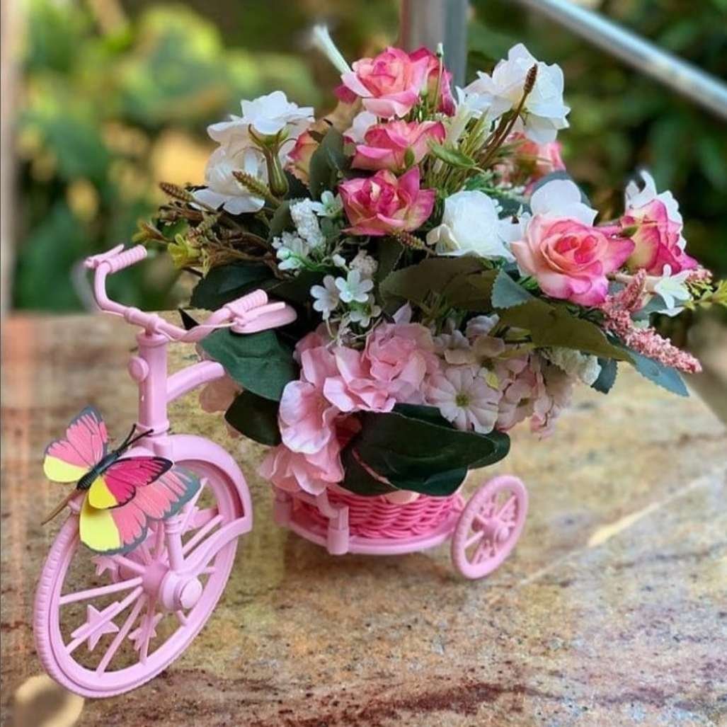 Kompozim lulesh dhe nje biiklete plastike